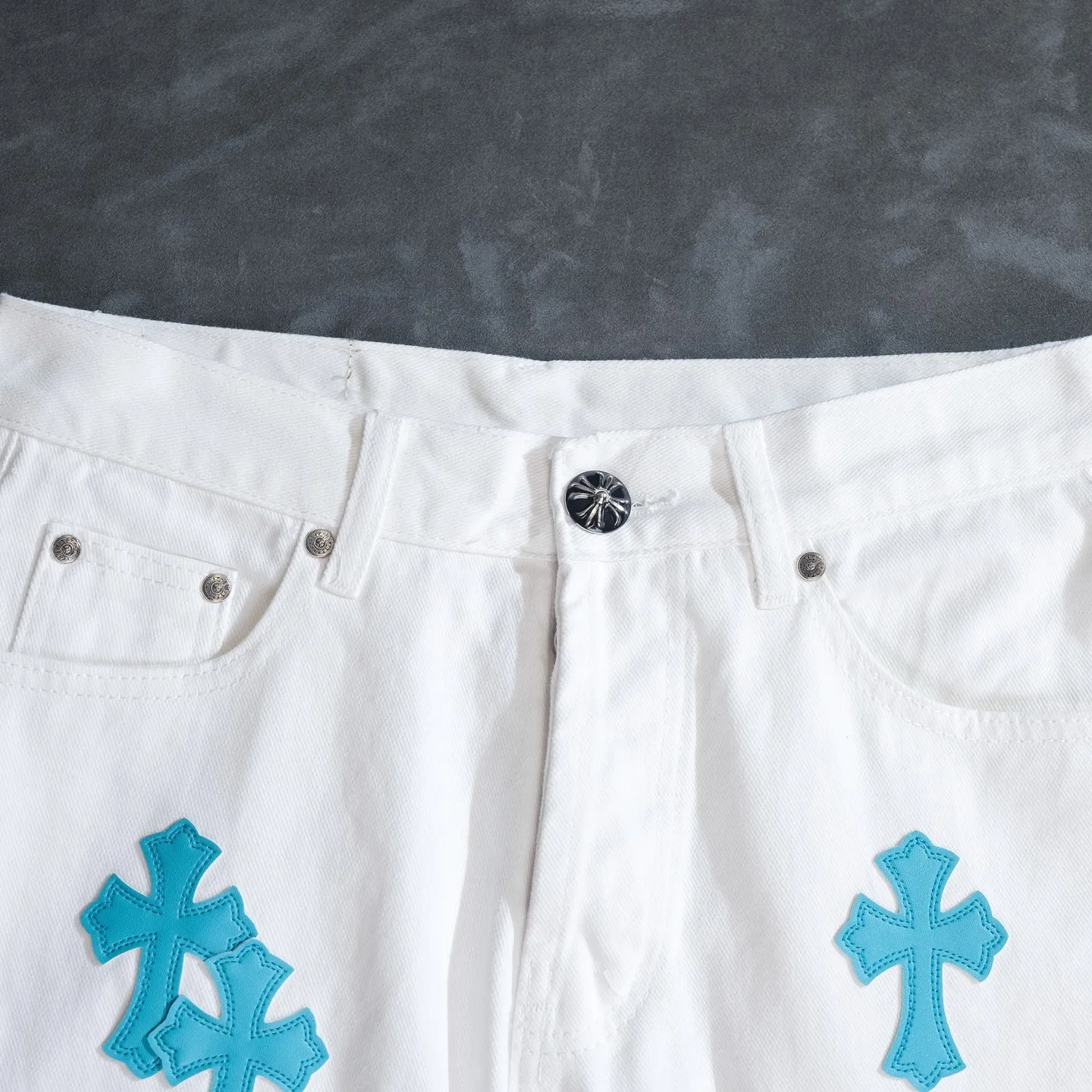 P240 Chrome Hearts Chrome Hearts 2025 New Ice Blue Cross Patch Leather Couple Style Washed Loose Jeans. Styles with different wash textures are very friendly to people with thin legs and thick legs. The straight and loose version is very flattering to the leg shape. The timeless moderate length makes it easy to match casually. It is the basis of various styles and is a must-have in the wardrobe! The fabric is stiff but also makes the upper body soft without losing texture. The washing process is even more perfect. It is a must-have item for everyone! ! ! Size: 28/30/32/34 Waist: 73/78/83/88 Hips: 99/104/109/114 Pants length: 102/104/106/108